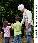 familia, tener una barbacoa, en el jardín