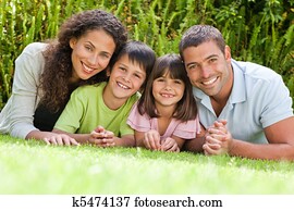 família feliz, deitando-se, jardim