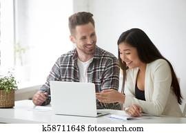 het glimlachen, collega's, lachen, op, gekke, nieuws, lezen, online, op, draagbare computer