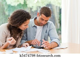 par jovem, calculando, seu, doméstico, contas