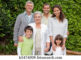 retrato, de, un, familia feliz, mirar la cámara, en el jardín