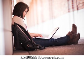 raça misturada, estudante universitário, com, laptop