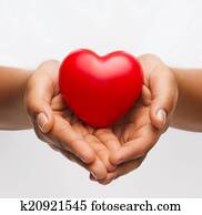 fêmea passa, com, pequeno, coração vermelho