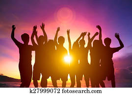 vrolijke, jonge, groep, dancing, op het strand, met, zomer, ondergaande zon