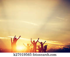 feliz, amigos, familia, saltar, juntos, en, sunset.