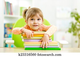 かわいい 子供 女の子 幼稚園児 で 本 画像コレクション K Fotosearch