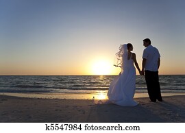 novia & novio, matrimonio, playa puesta sol, boda