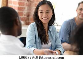 het glimlachen, aziaat, businesswoman, handshaking, afrikaan, zakenman, op, professioneel, commerciële vergadering