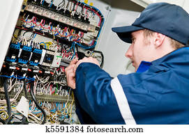 eletricista, em, voltagem, ajustar, trabalho