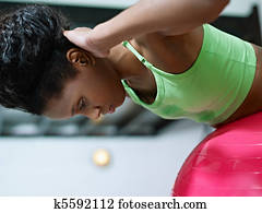 mulher africana, trabalhar, ligado, fitball, em, ginásio