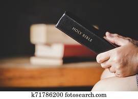 espiritualidad, y, religión, manos doblaron, en, oración, en, un, biblia santa, en, iglesia, concepto, para, faith.