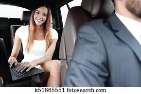 exec, geschäftsfrau, auto, arbeit, auf, sie, laptop.