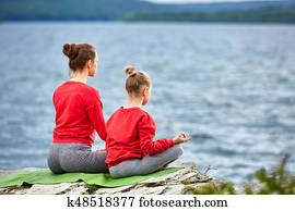 vista traseira, de, a, mãe filha, é, prática, ioga, ligado, a, rocha, perto, river.