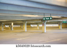 leerer, parkende garage