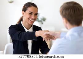 feliz, hembra, carrera mezclada, director, sacudarir las manos, con, trabajo, applicant.