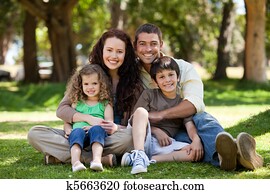 familia feliz, sentado, en el jardín