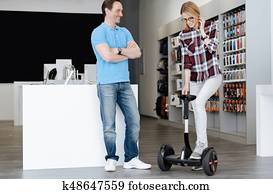 hembra, cliente, tratar, hoverboard, en acción