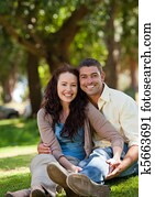 pareja, sentado, en el jardín