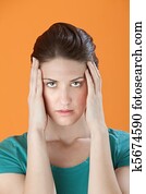 kvinna räcka, huvud, i plåga