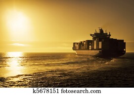 recipiente carga, navio, em, pôr do sol