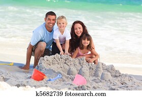 radiante, familia, en la playa