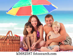 οικογένεια, picnicking, κάτω από, ένα, ήλιος, ομπρέλα, στην παραλία