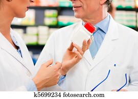 dois, farmacêuticos, em, farmácia, consultar