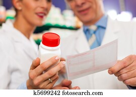 dois, farmacêuticos, em, farmácia, consultar
