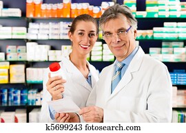 dois, farmacêuticos, em, farmácia, consultar