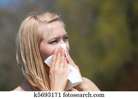 mulher, com, alergia, espirrando