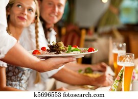 מלצרית, לשרת, an, בוורי, מסעדה