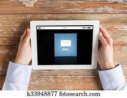 cicatrizarse, de, manos, con, mensaje de correo electrónico, en, computadora personal tableta