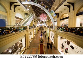 מודרני, מרכז של קניות, פנים, ב, night., גדול, רצפה, spaces,, דרגנועים, ו, ענק, מבחר, של, סחורה, ל, כל, tastes., gum,, moscow,, רוסיה