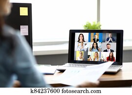 conversación de mujer, con, internacional, colegas, utilizar, en línea, vídeo, charla, servicio