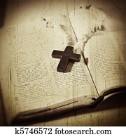 biblia abierta, con, un, cruz