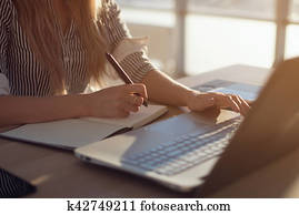 mulher, freelancer, fêmea passa, com, caneta, escrita, ligado, caderno, casa, ou, escritório