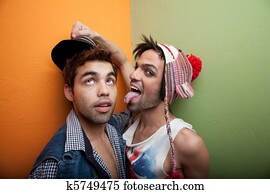 חמוד, זוג הומוסקסואלי, ב, כובעים