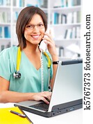 enfermeira, com, telefone, e, laptop