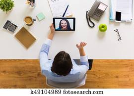 manos, de, mujer de negocios, con, computadora personal tableta, en, oficina