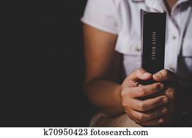 espiritualidad, y, religión, manos doblaron, en, oración, en, un, biblia santa, en, iglesia, concepto, para, faith.