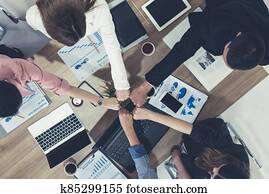 gemeinschaftsarbeit, geschäftsmenschen, zusammenfuehren, hände, in, meeting.