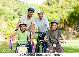 familia, con, su, bicicletas