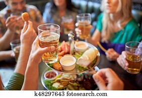 feliz, amigos, comer, e, bebendo, em, barzinhos, ou, bar