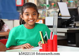 diáklány, mosoly, asztal, osztály