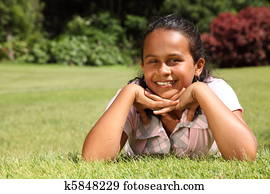 mosolyog lány, elterül fű