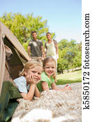 familia feliz, campamento, en el parque