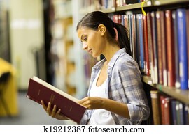 femininas, estudante universitário, lendo um livro, em, biblioteca