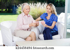 kortspel, med, senior, och, mitt- vuxen människa, woman.