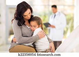 mulher jovem, e, dela, doente, filha, esperando, em, doutor, sala