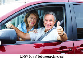 pareja mayor, en el coche